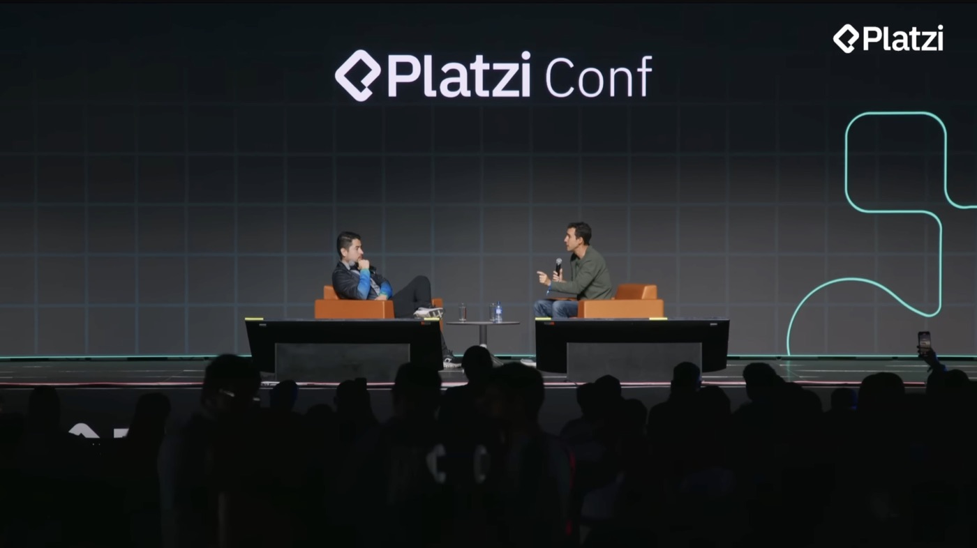 Charla en el escenario de Platzi Conf