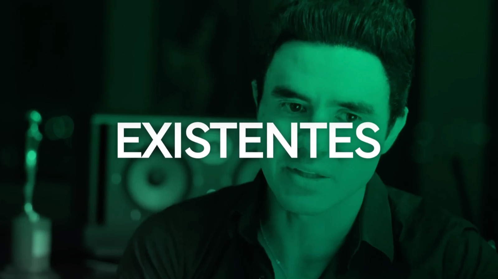 Entrevista en estudio con tratamiento de color verde y título en pantalla